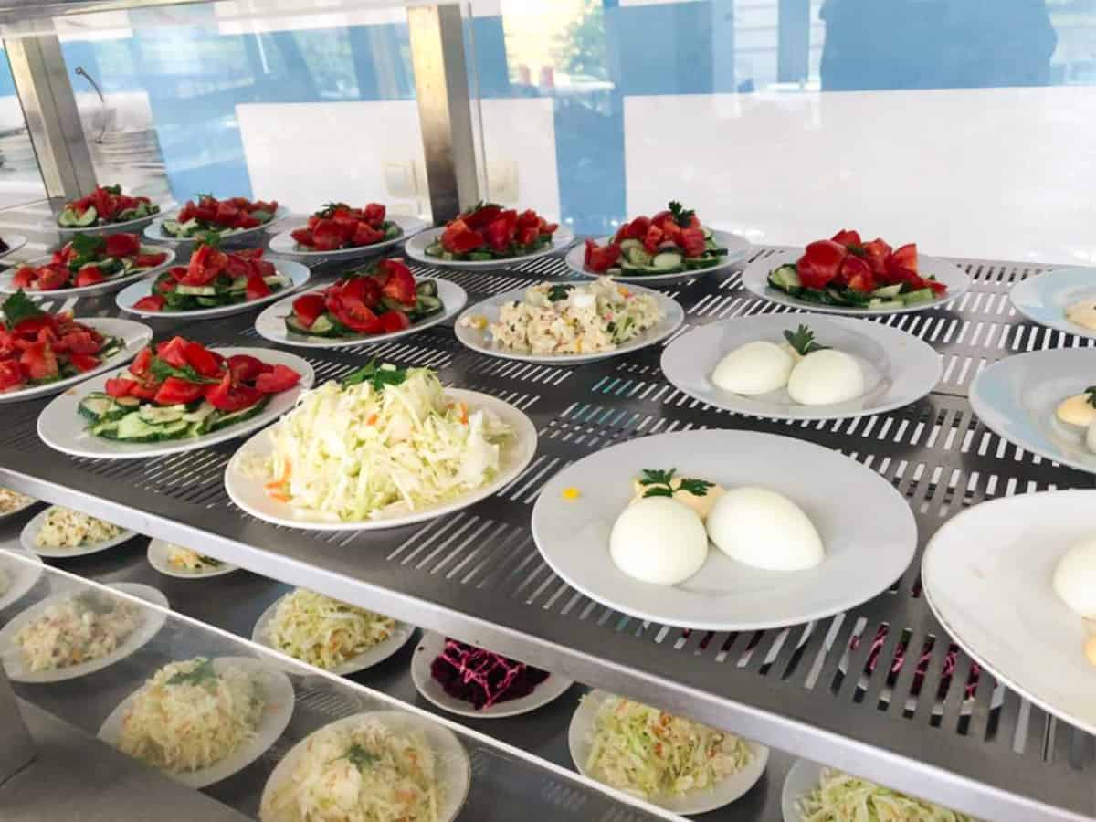 Салаты в столовой Аркадия