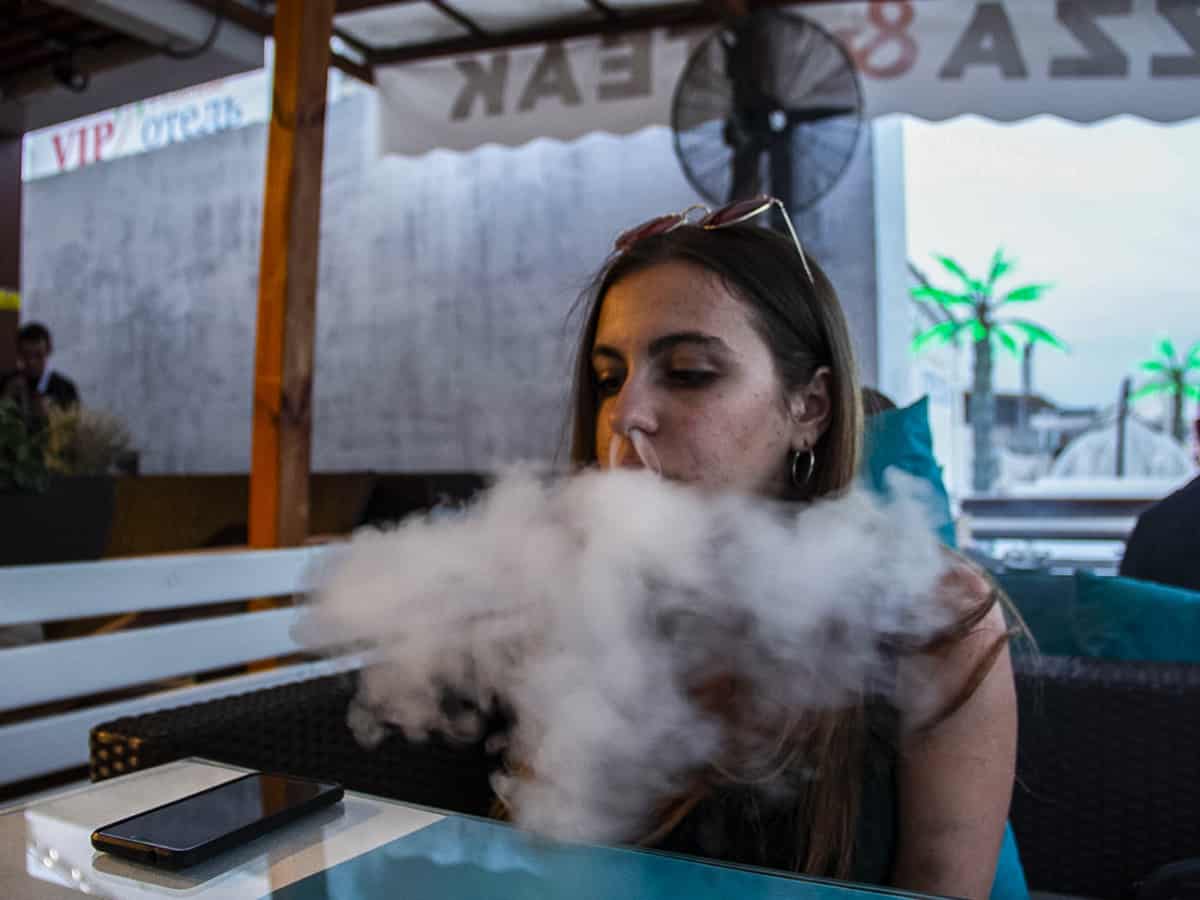 Девушка и кальян в Коблево