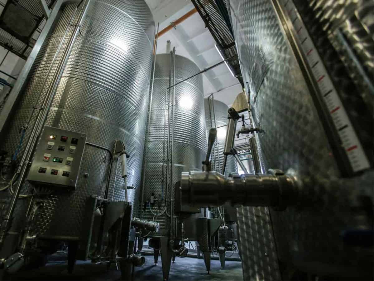 Цистерны и бочки с вином