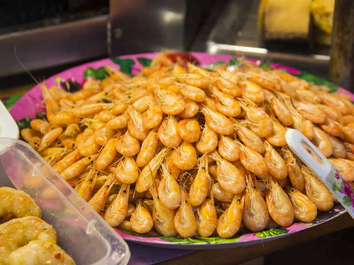 креветки на блюде