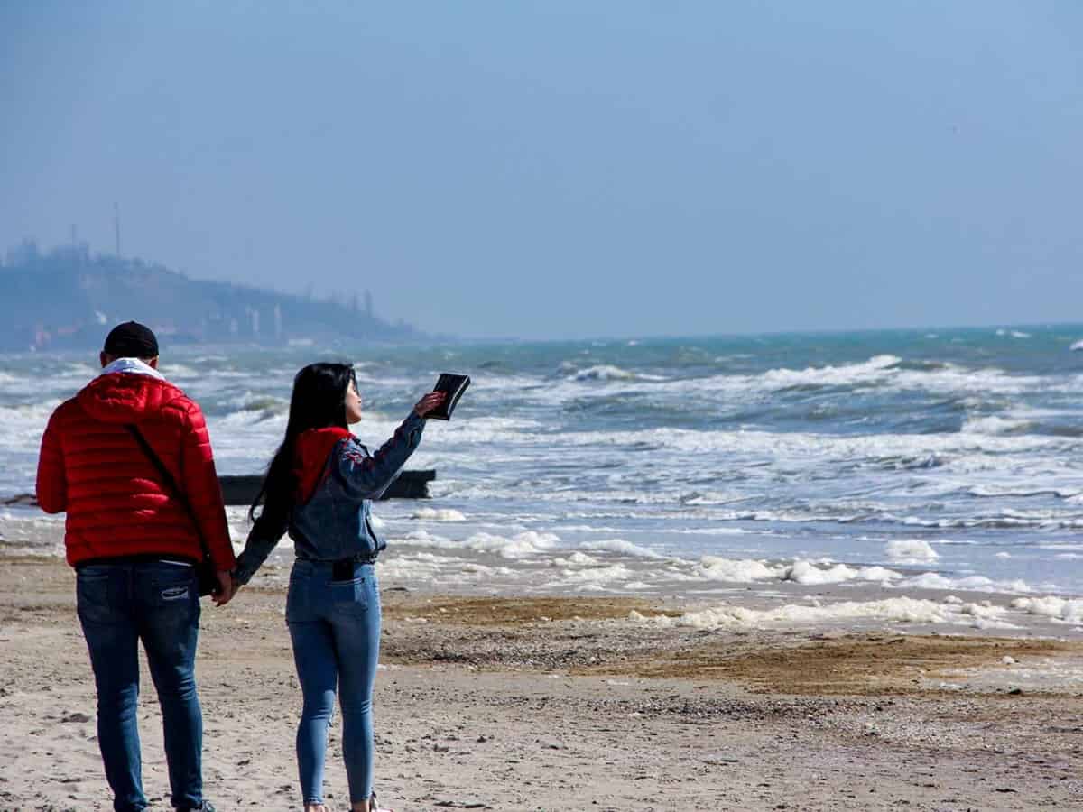 пара на берегу моря