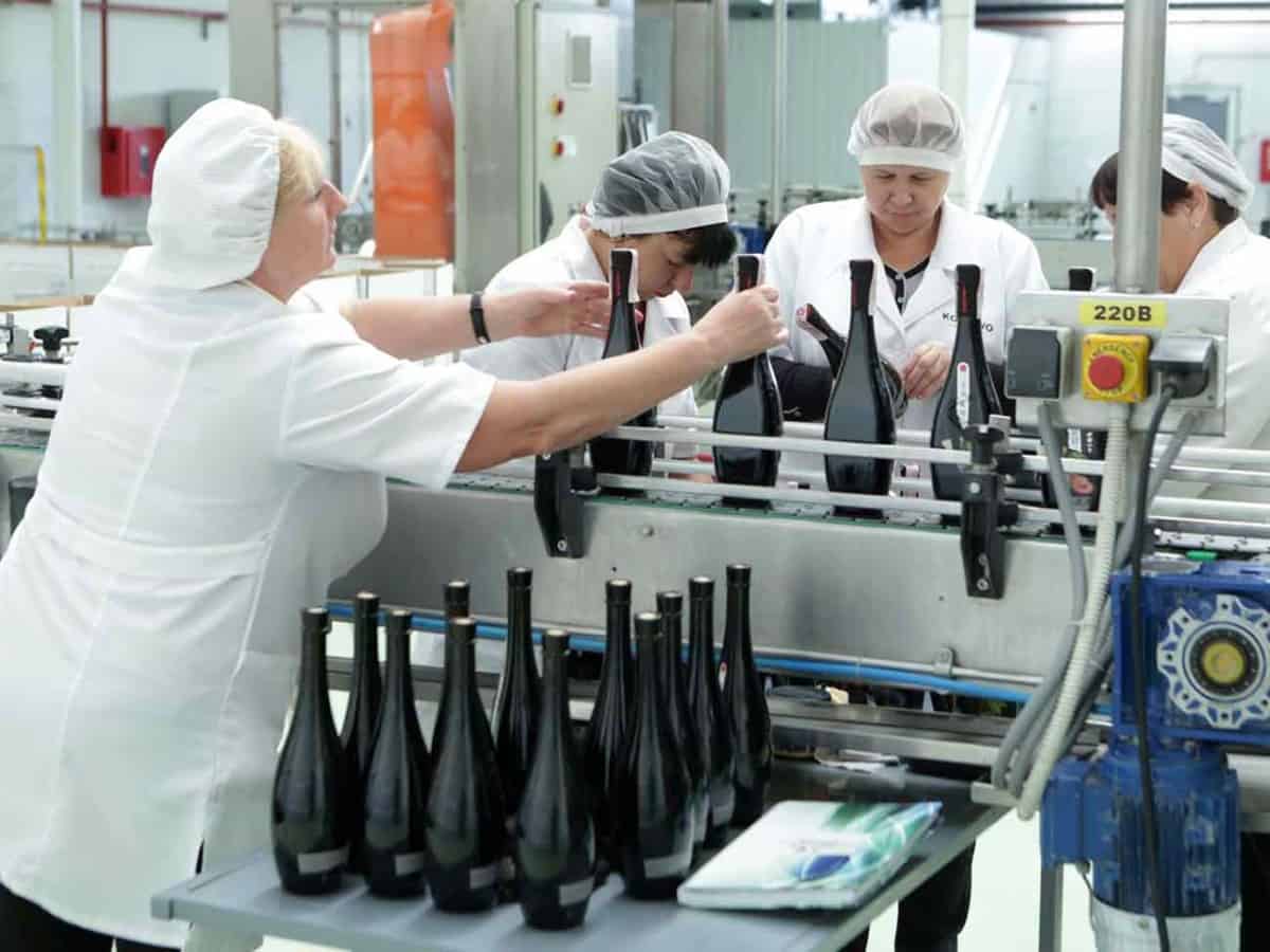 Как упаковывают вино на винзаводе