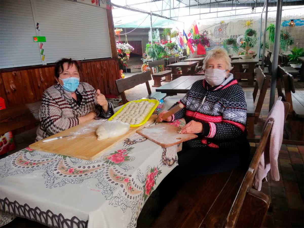 бабушки лепят пельмени