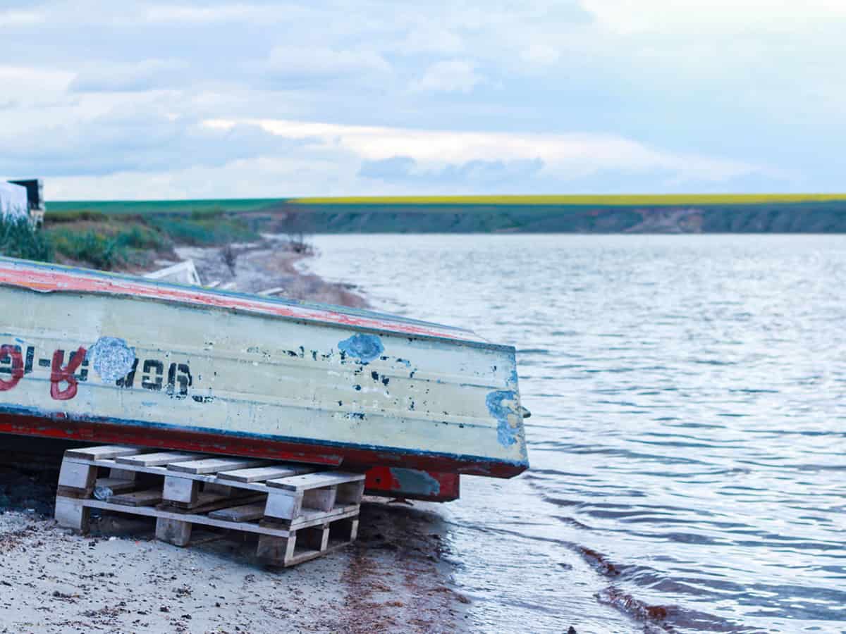 лодка у воды