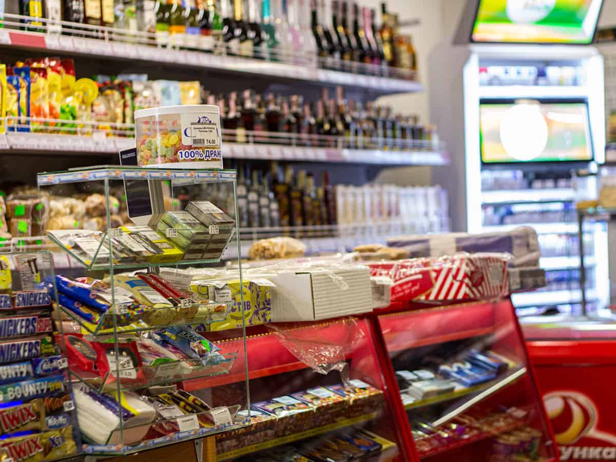 ассортимент товара в круглосуточном магазине Кобелво