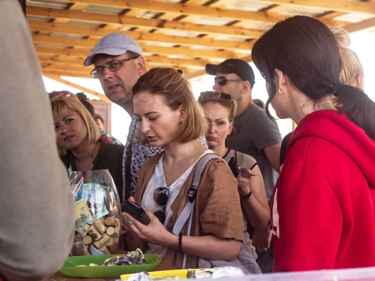 Посетители на Устричной ферме в Коблево