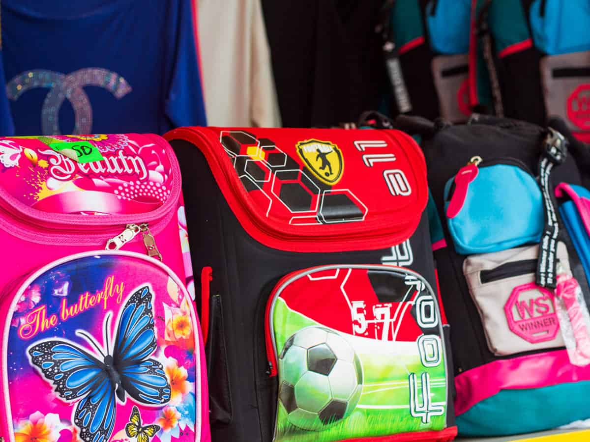 рюкзаки на желтом турецком рынке в Коблево