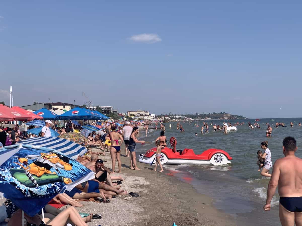 Оживленный пляж лето 2020