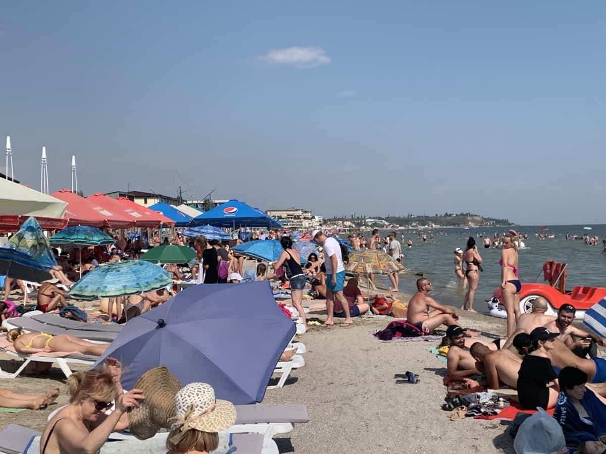 Отдыхающие на пляже в Коблево