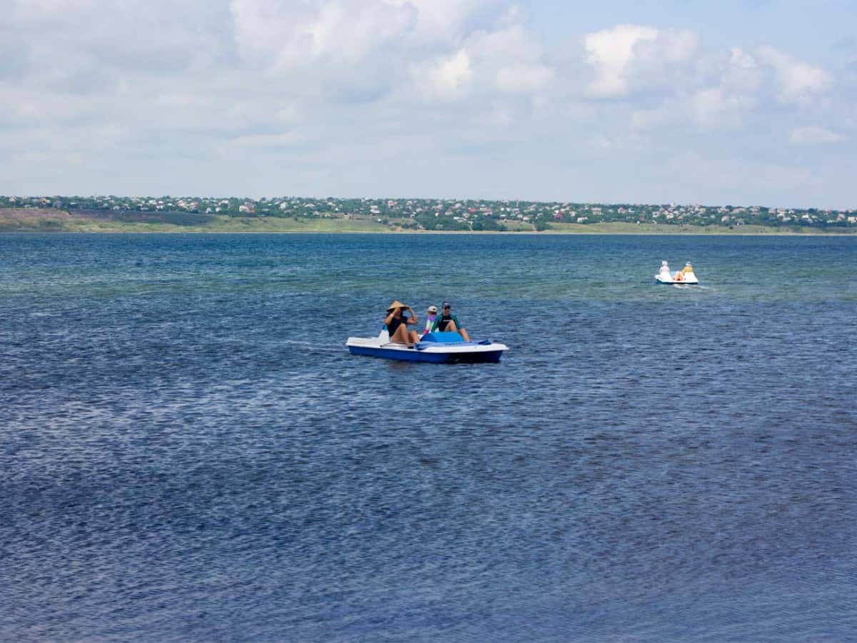 катамаран на Устричной ферме в Коблево