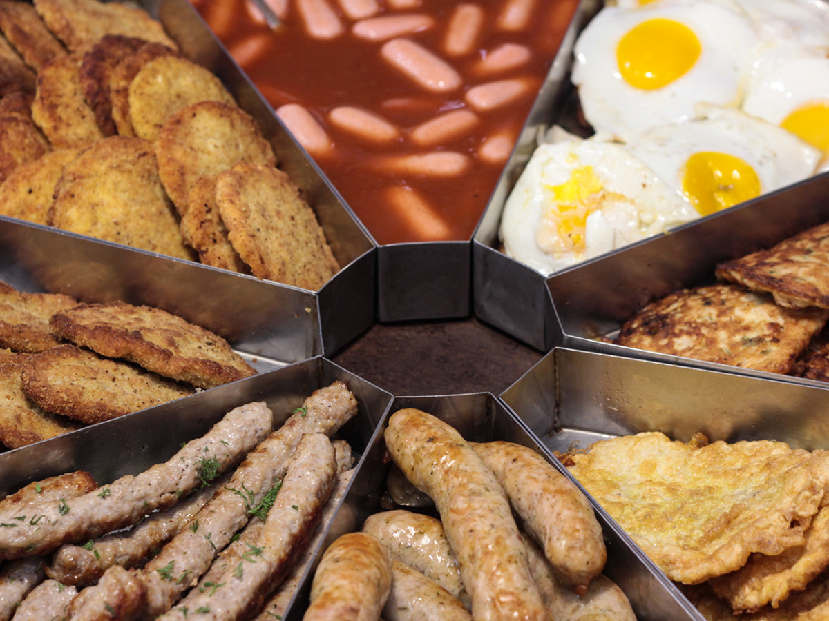 Ассортимент мясных блюд в заведении Коблево