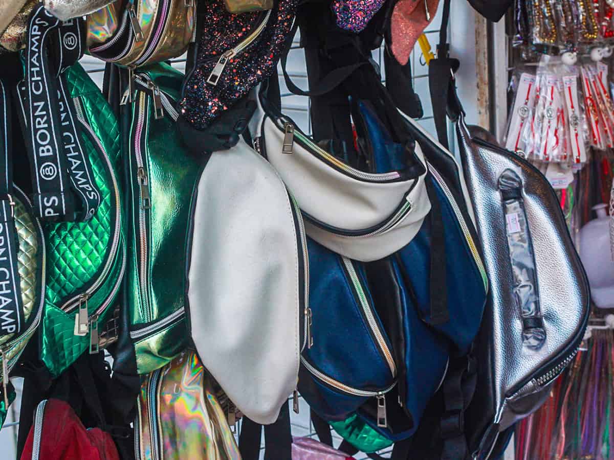 Сумки-бананки в ларьке Коблево