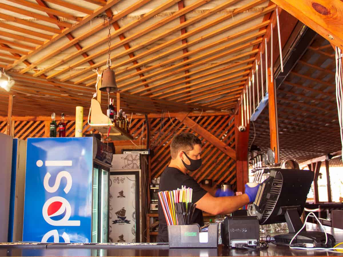 Бармен в кафе в Коблево