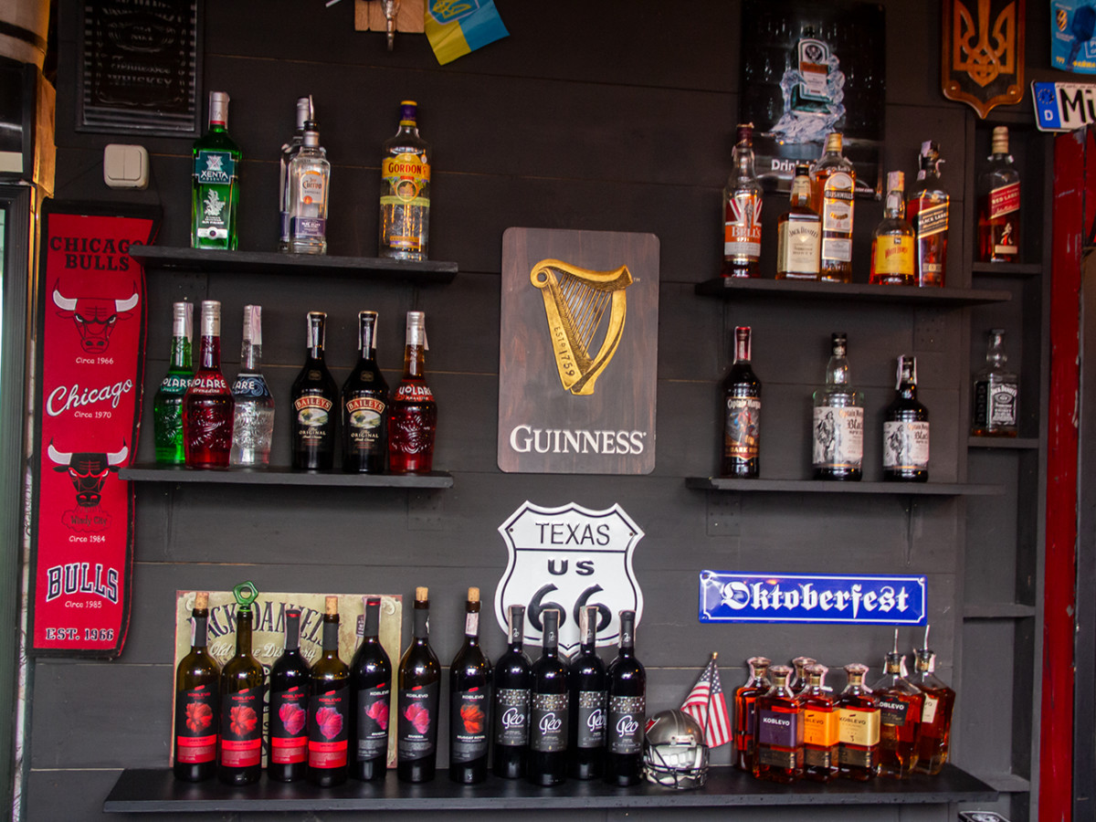 Бурная стойка с алкогольными напитками в Коблево