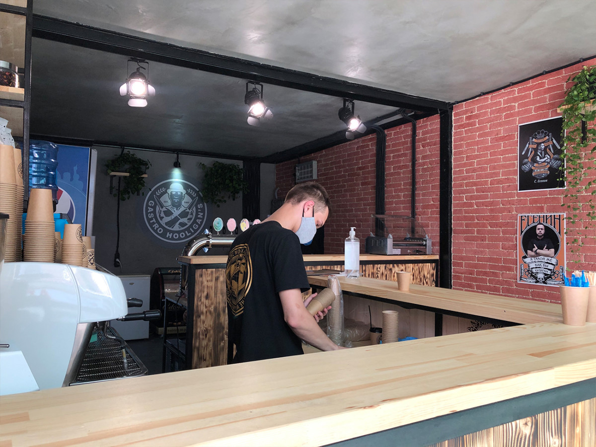 Бариста в кофейне в Коблево