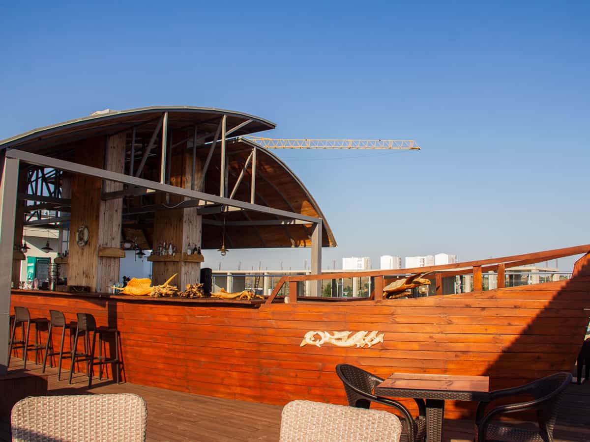 Барная стойка в ресторане на крыше в Коблево