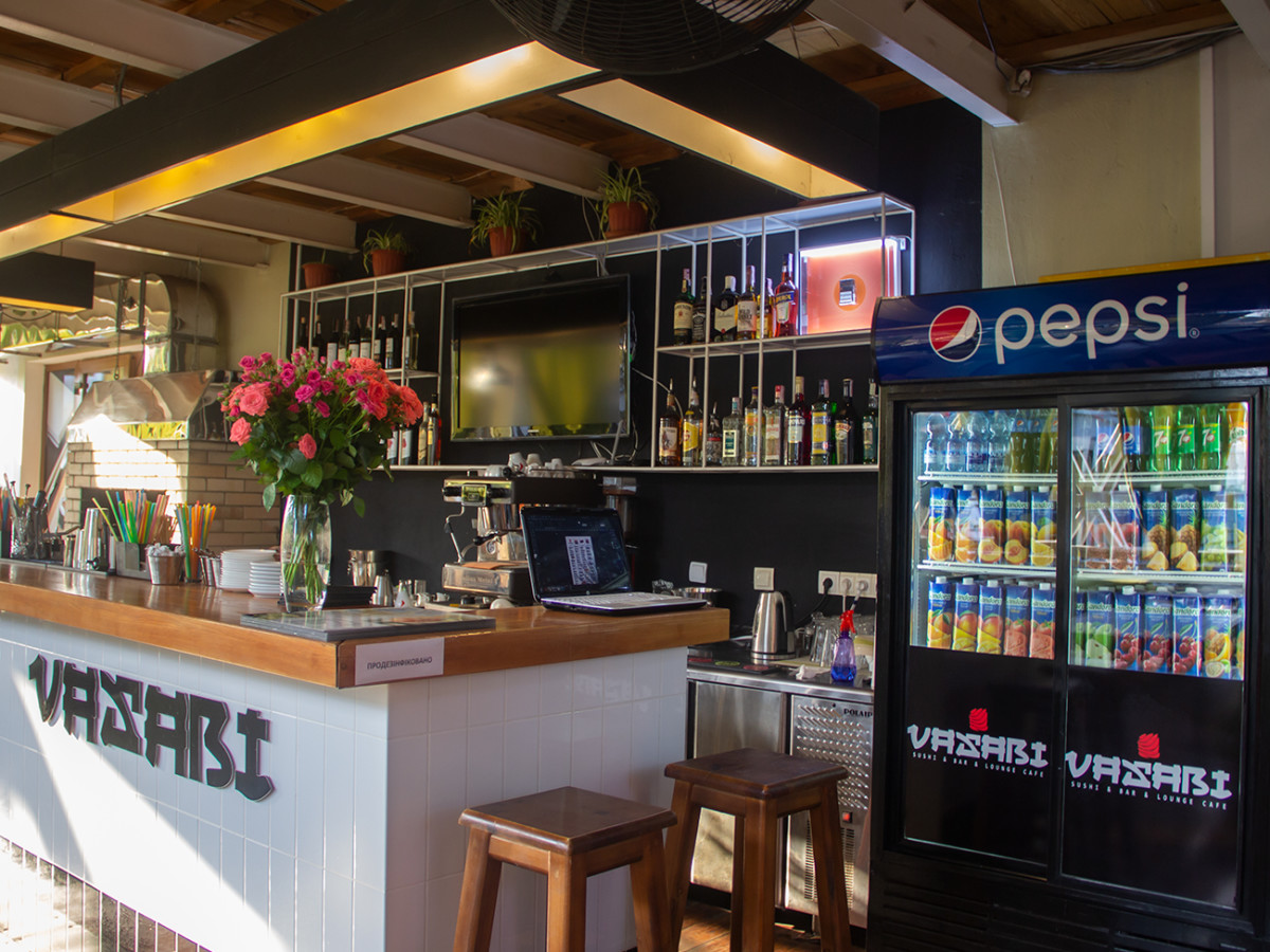 Барная стойка в ресторане японской кухни в Коблево