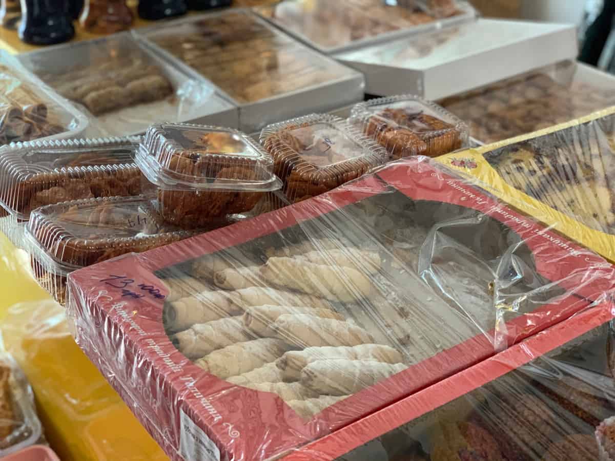 Кондитерские изделия на рынке в Коблево