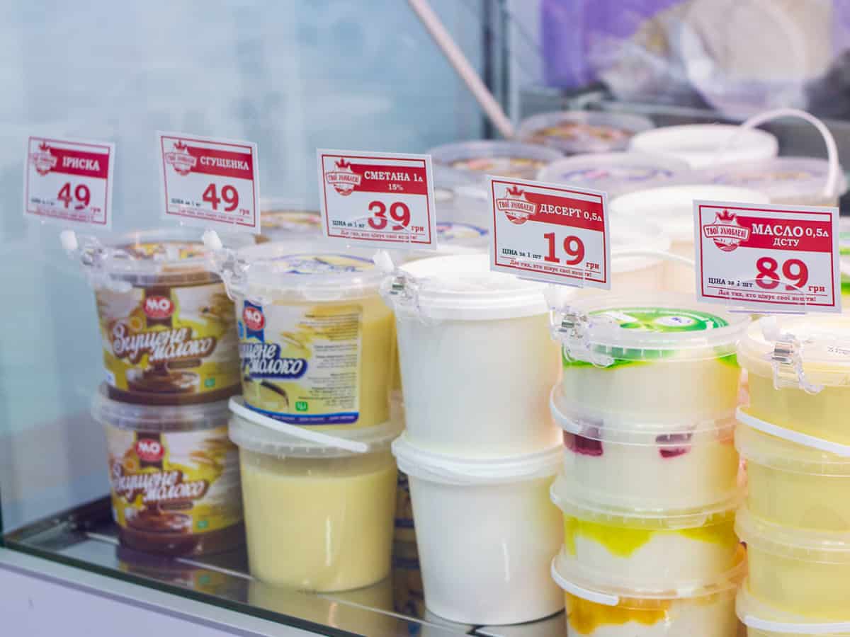 Ассортимент десертов в магазине Коблево