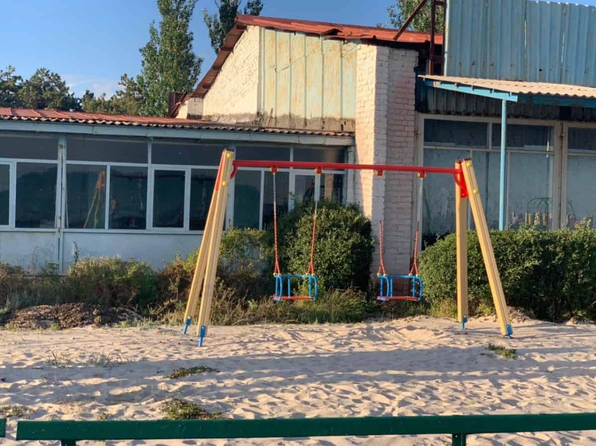 качели на пляже в Коблево