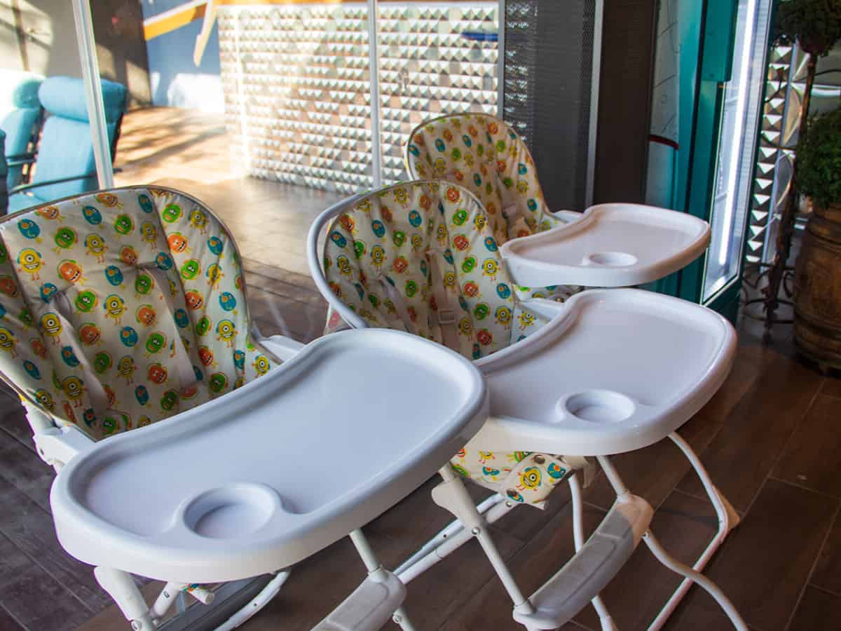 Детские кресла в ресторане грузинской кухни в Коблево