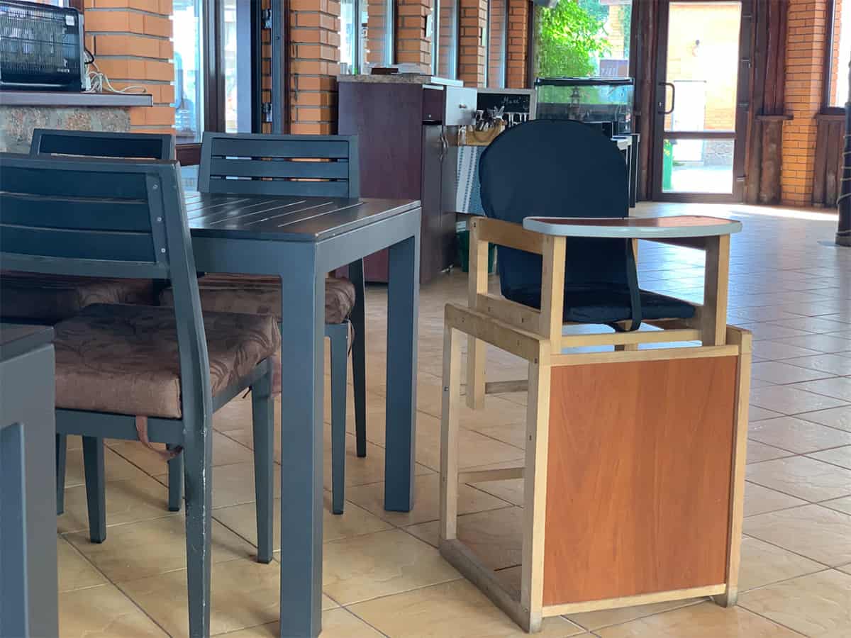 Детский стульчик для кормления в ресторане в Коблево