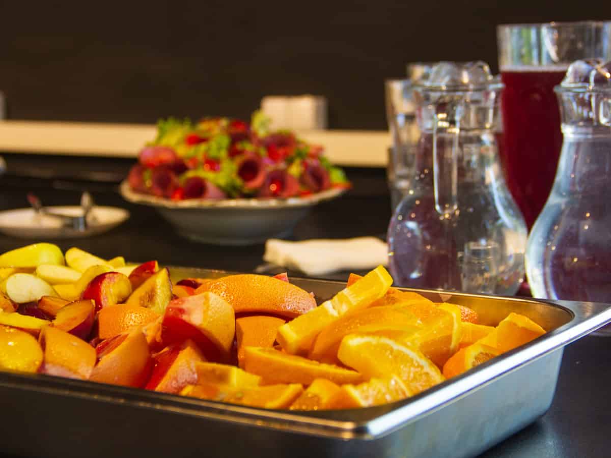 Фрукты на шведском столе в ресторане грузинской кухни в Коблево