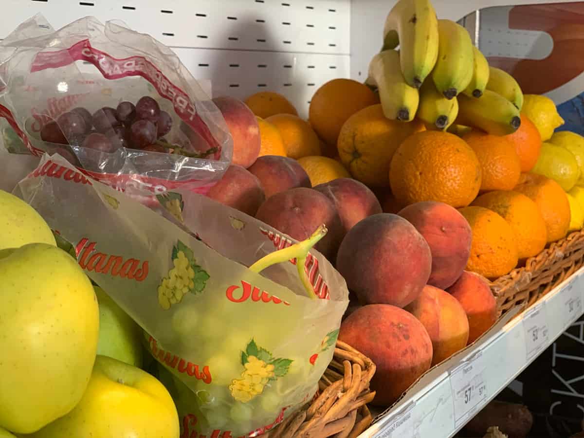 Свежие фрукты в магазине в Коблево