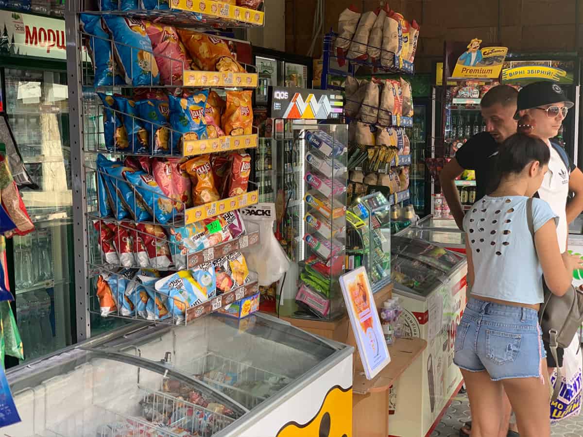 Покупатели в магазине в Коблево