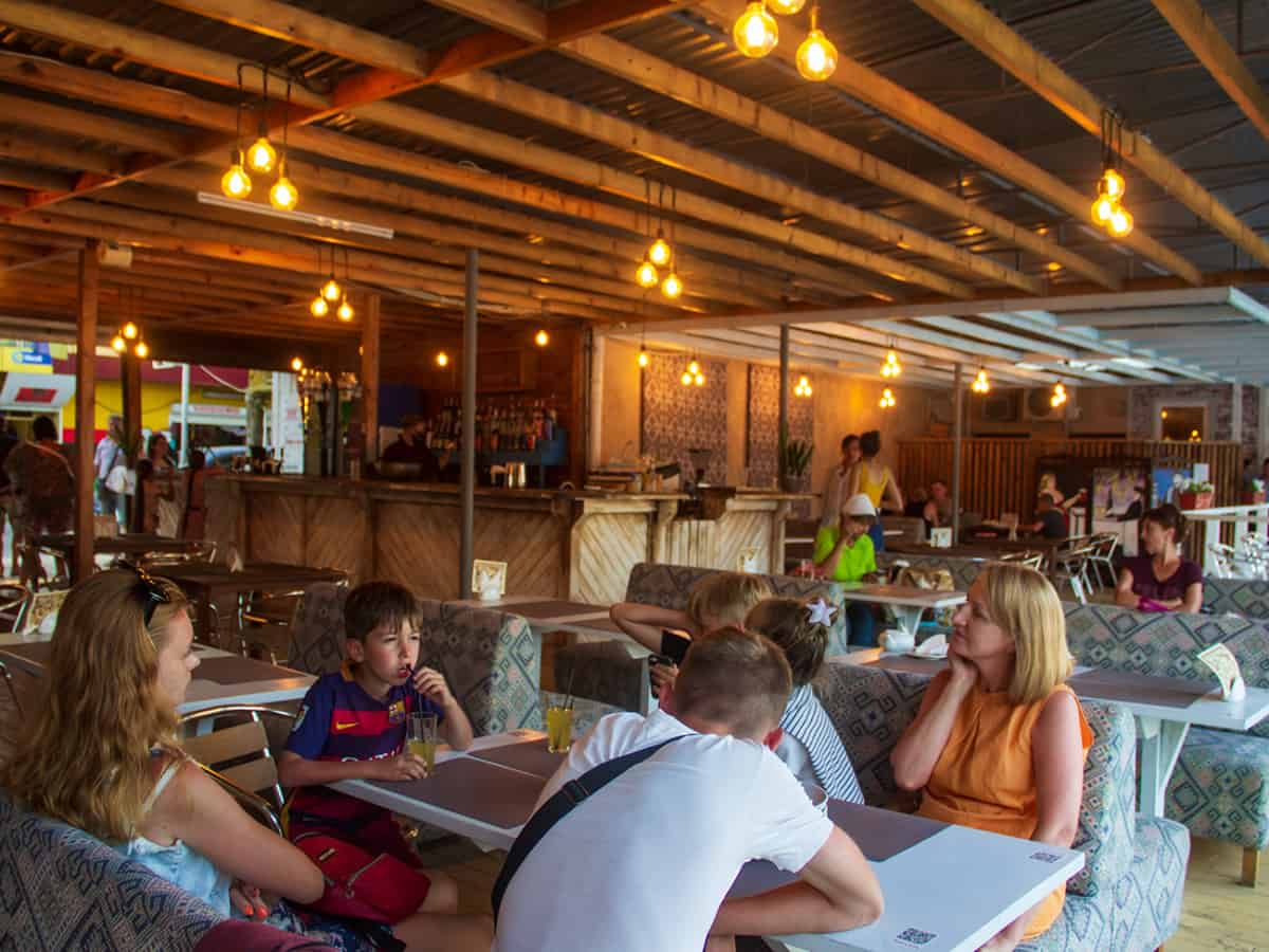 Гости в ресторане в Коблево