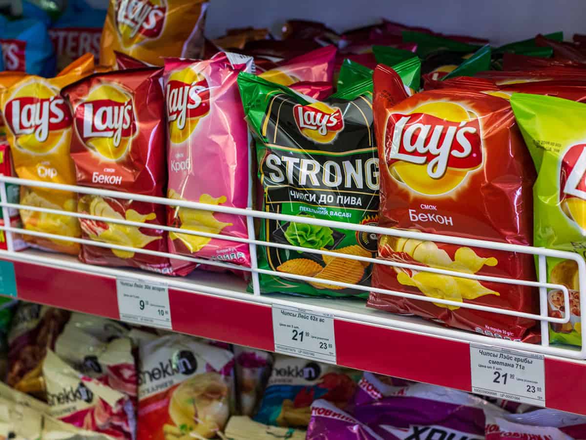 Выбор чипсов в магазине в Коблево