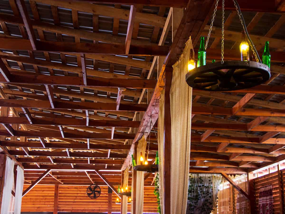 Оригинальные люстры в ресторане Коблево