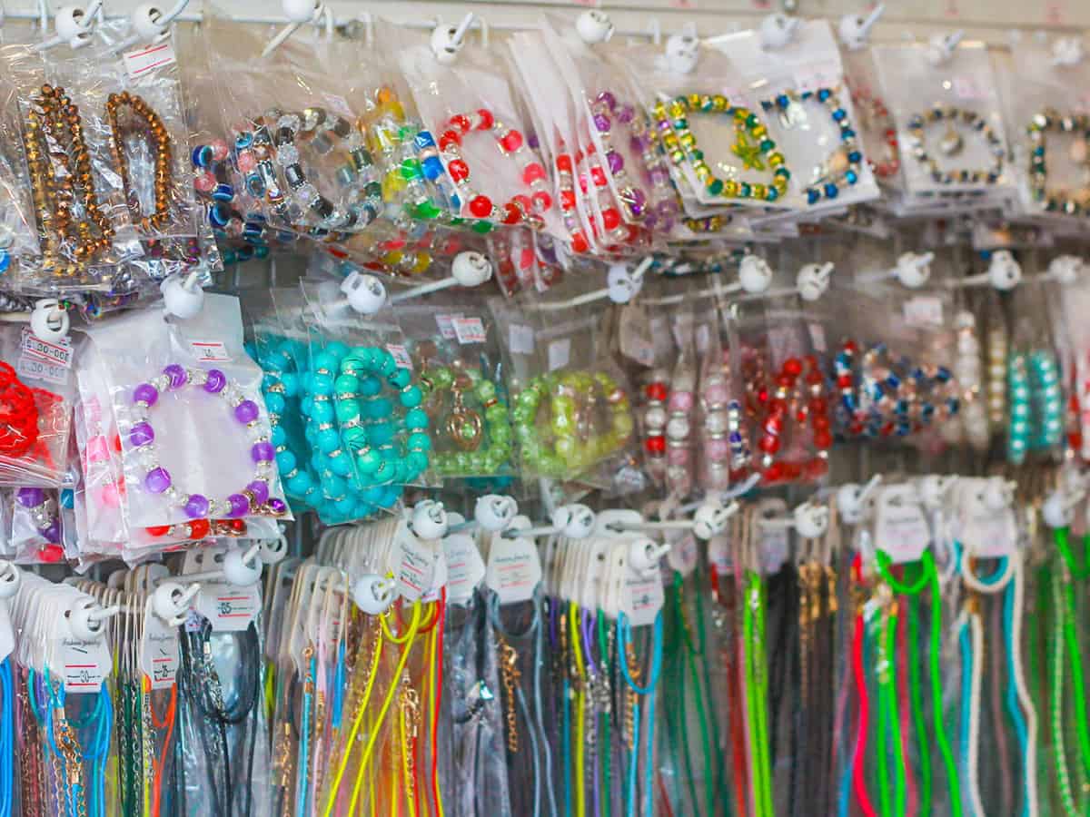 Сувенирный ларек на углу Аквы в Коблево