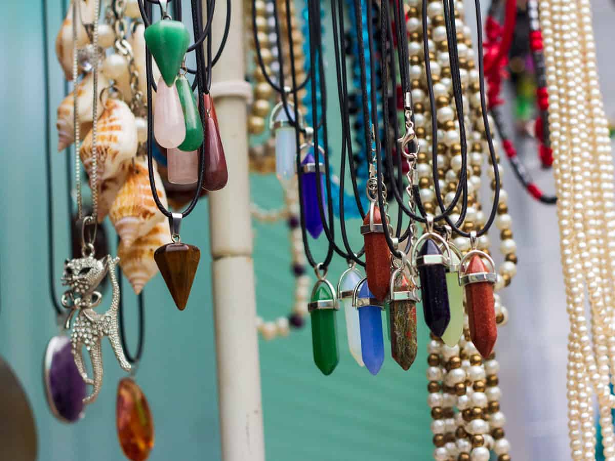 Ларек с одеждой находится возле ресторана Бонсай в Коблево