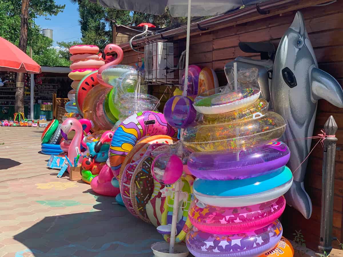 Рынок возле базы отдыха Ракета в Коблево круги для плавания