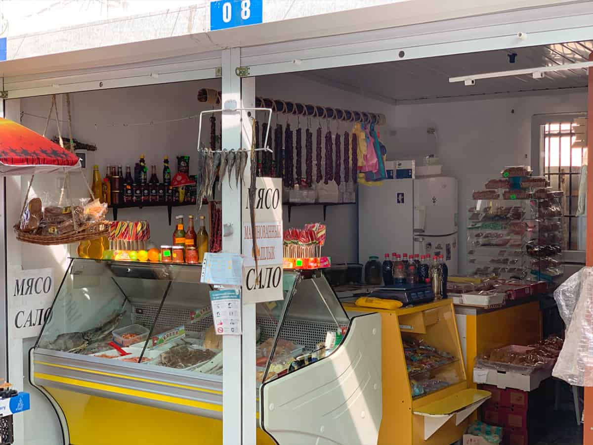 Мясной отдел на рынке в Коблево