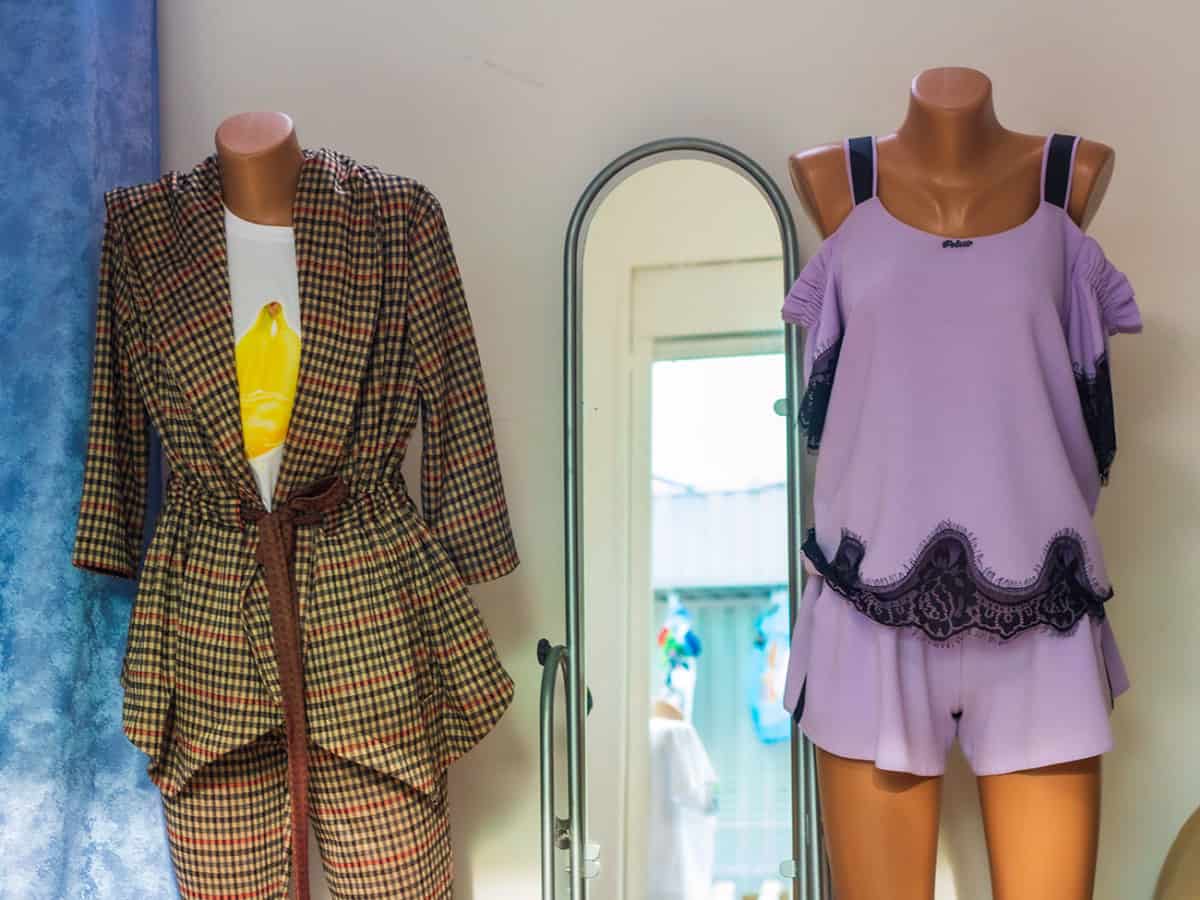 Ларек с одеждой возле ресторана Бонсай в Коблево