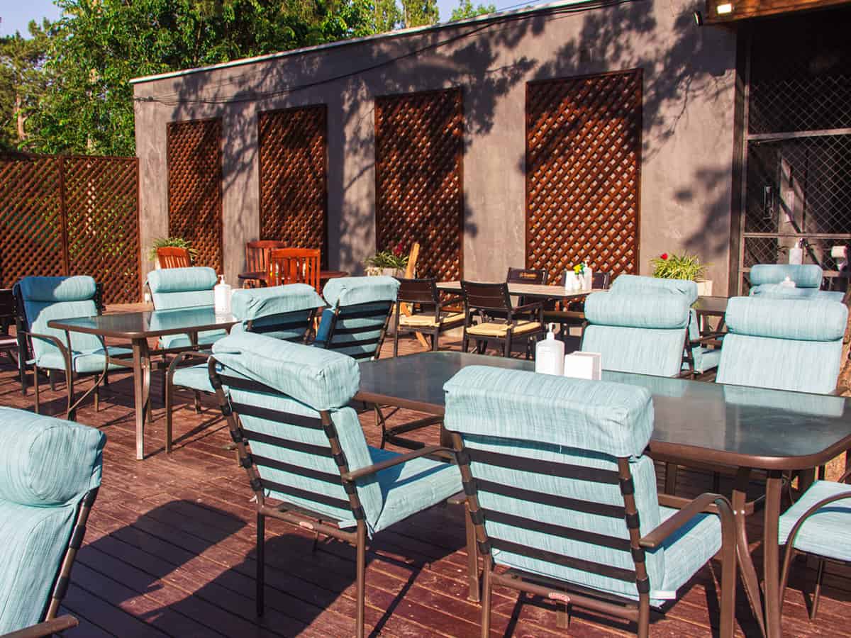 Уютная летняя терраса ресторан Кин Дза Дза в Коблево