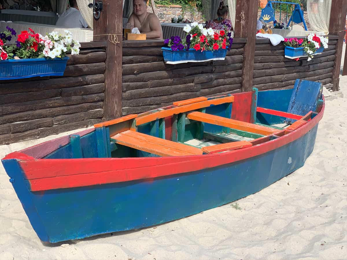 Лодка возле ресторана в Коблево