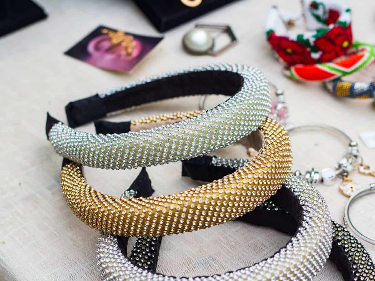 Ларек с одеждой находится возле ресторана Бонсай в Коблево