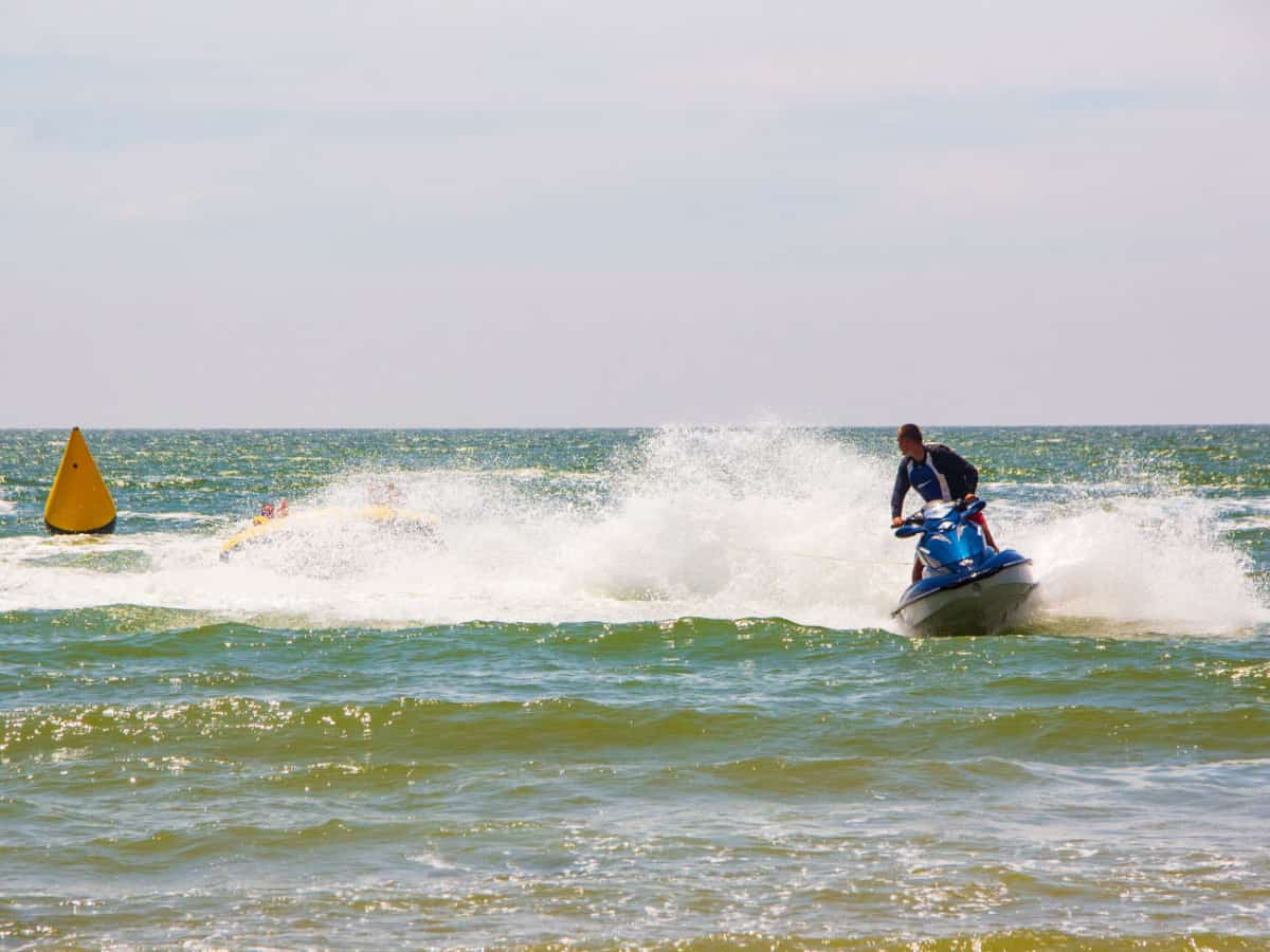 Водные аттракционы напротив Глечика в Коблево