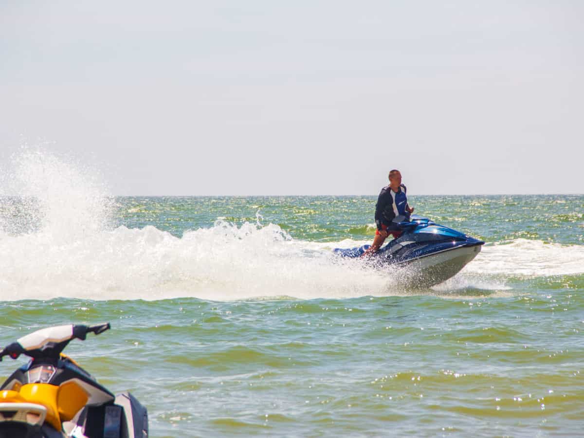 Водные аттракционы напротив Глечика в Коблево