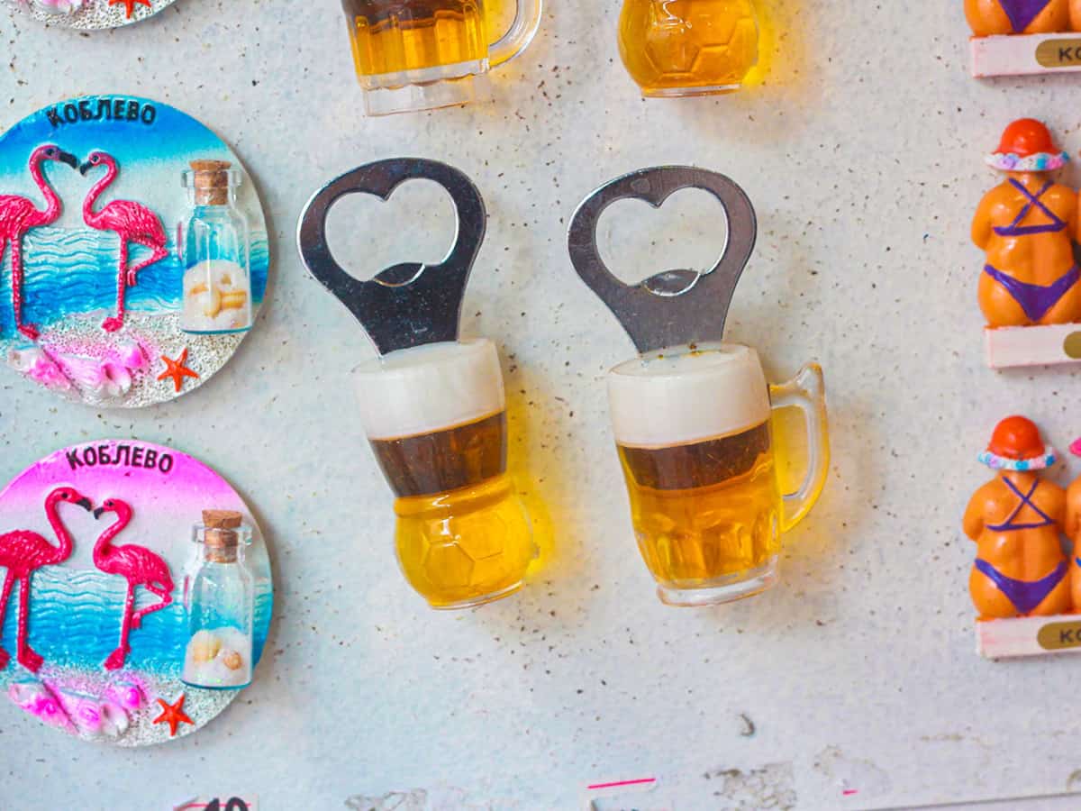 Сувенирный ларек на углу Аквы в Коблево