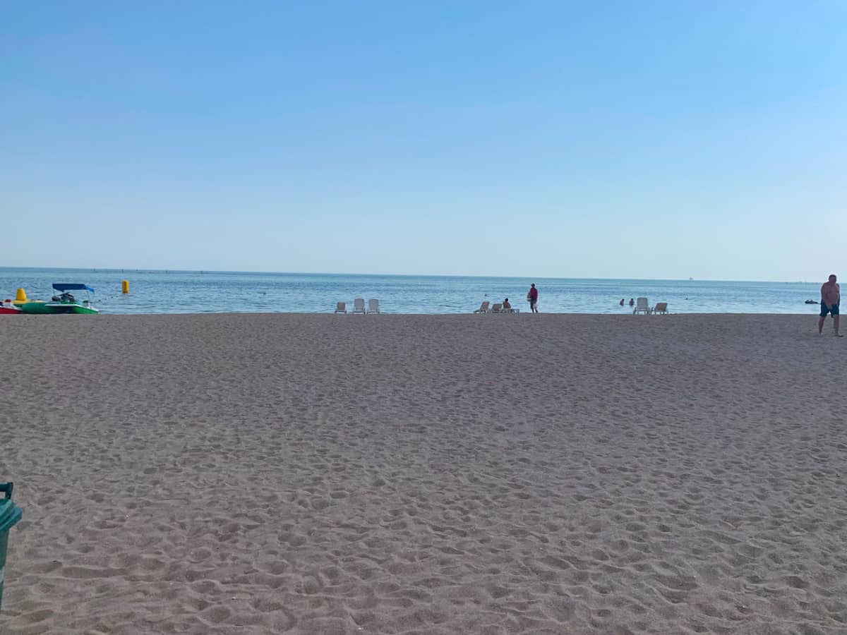 пляж Коблево ранним утром в июле