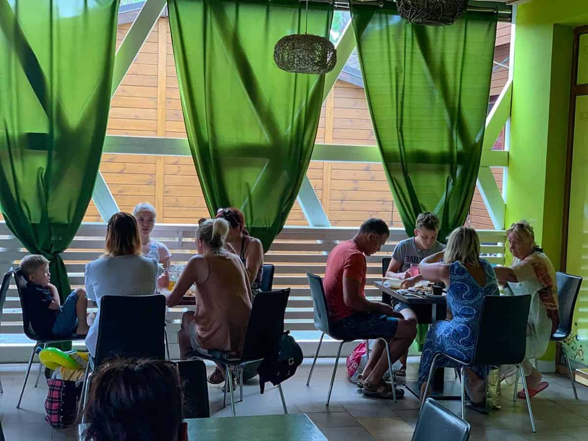 Посетители в кафе Смачно в Коблево