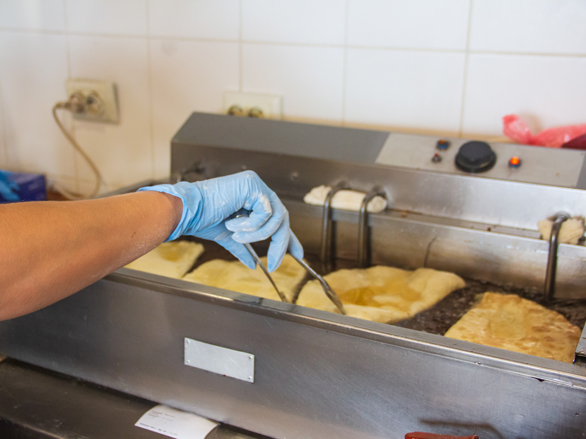 Процесс приготовления чебуреков в заведении Коблево