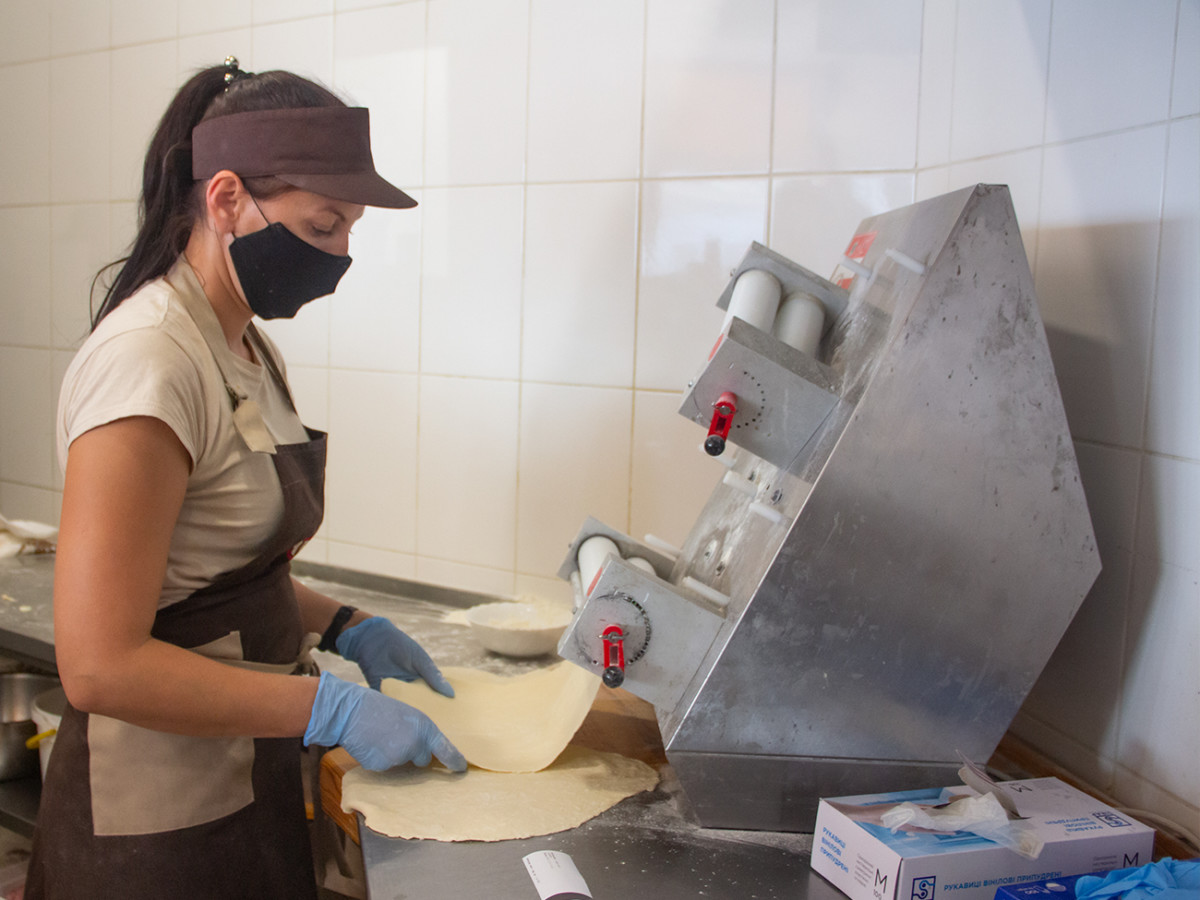 Приготовление теста на чебуреки в Коблево