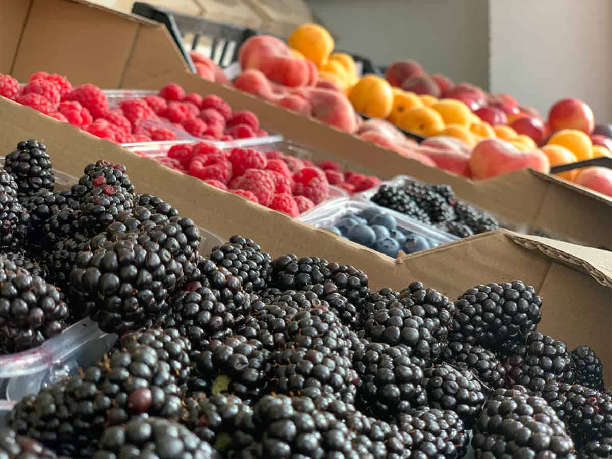 Ягоды и фрукты в ассортименте Софиевский рынок в Коблево