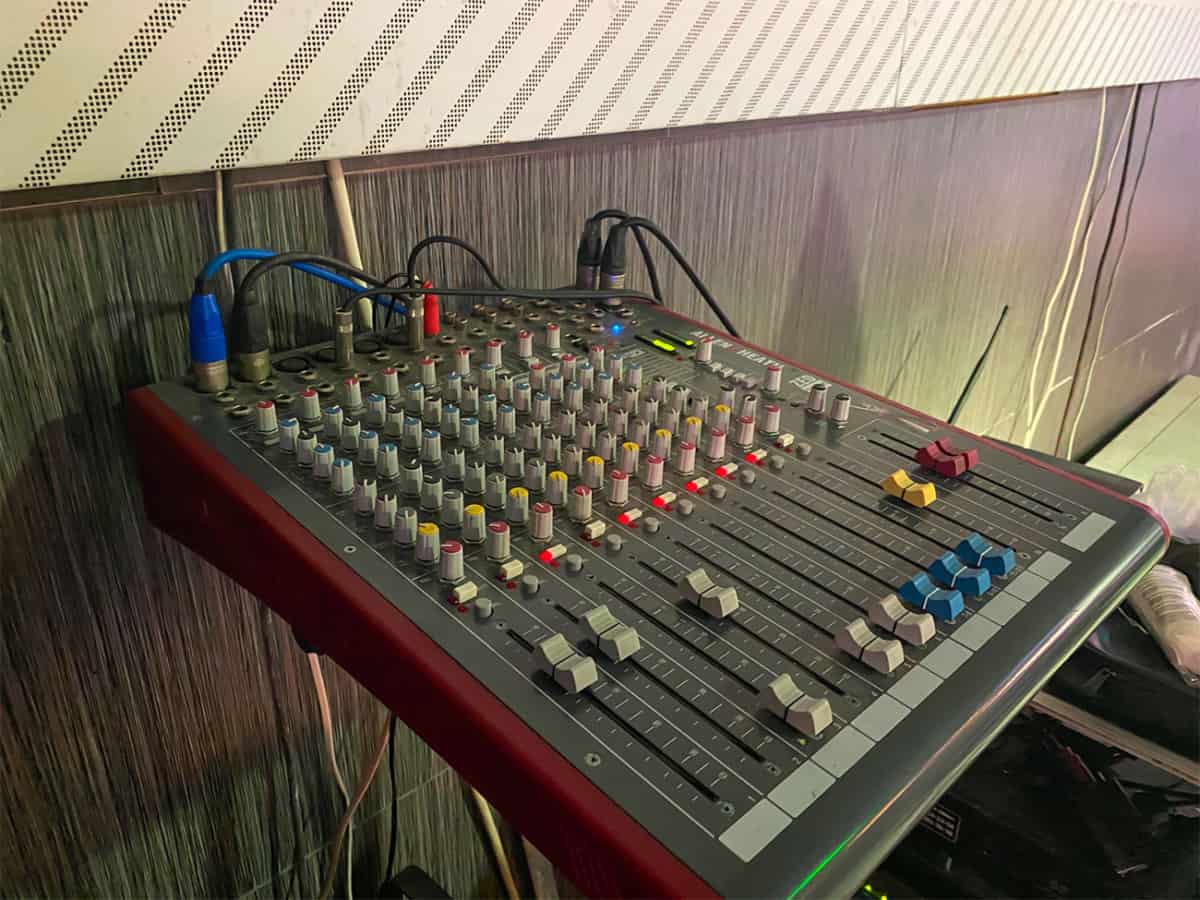 Профессиональный микшерный пульт фото в Коблево