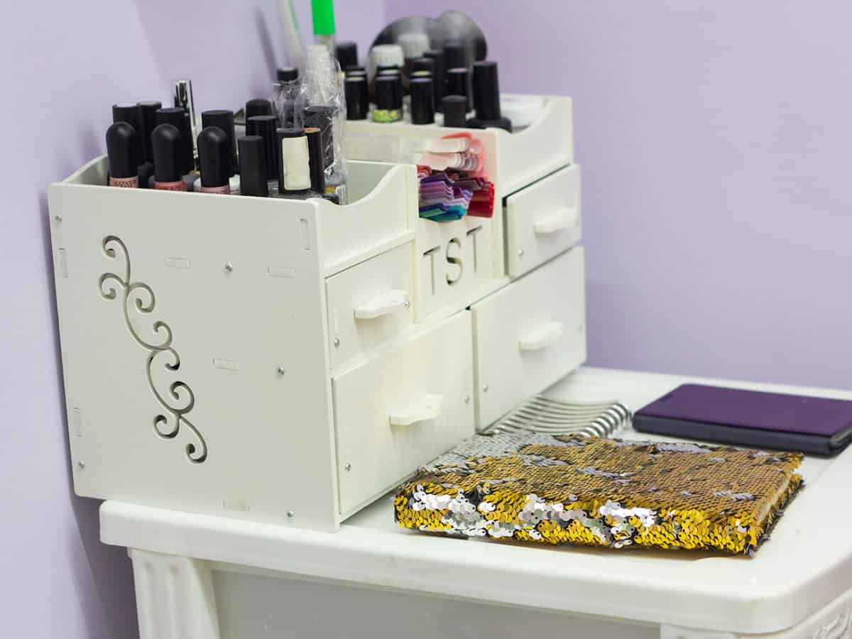 Рабочее место мастера ногтевого сервиса в салоне красоты в Коблево